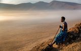 Massai Man schaut über Ngorongoro