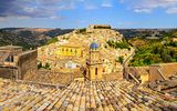 Panoramablick auf das schöne Dorf Ragusa