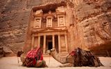 Petra mit Kamelen