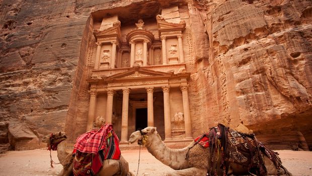 Petra mit Kamelen