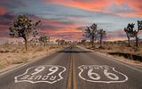 Route 66 mit Joshua Bäumen in der Mojave Wüste