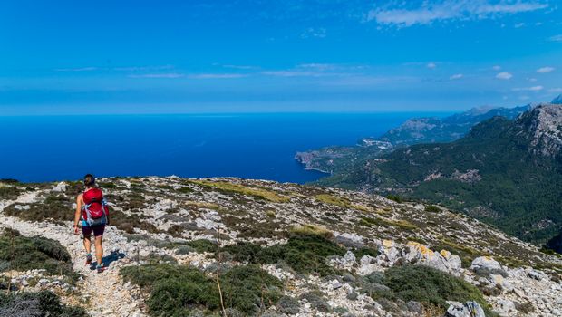 Wanderin im Tramuntanagebirge