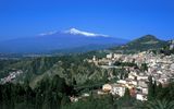 Blick über Taormina zum Ätna