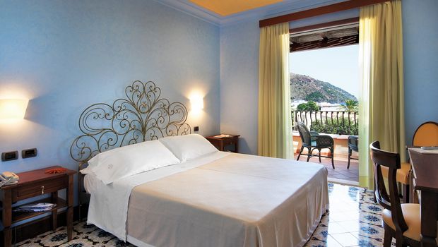 Elegant eingerichtetes Zimmer mit Balkon im Hotel Aktea auf Lipari in Italien. 