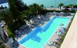 großer Pool mit Palmen am Hotel Tourist auf Sizilien in Italien