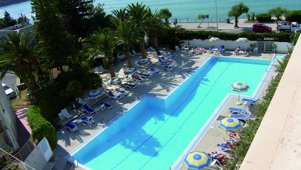 großer Pool mit Palmen am Hotel Tourist auf Sizilien in Italien
