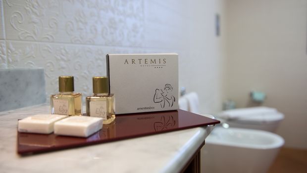 modernes Bad im Hotel Artemis auf Sizilien in Italien