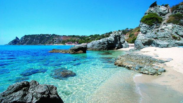 Türkisblaues Wasser, feiner Sandstrand und markante Felsformationen machen diesen naturbelassenen Küstenabschnitt zu einem traumhaften Badeziel in Kalabrien.