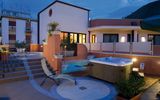 Entspannen im Jacuzzi am Abend im Hotel Artemis auf Sizilien in Italien