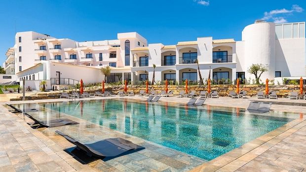 Hotel Regency Salgados mit Pooldeck