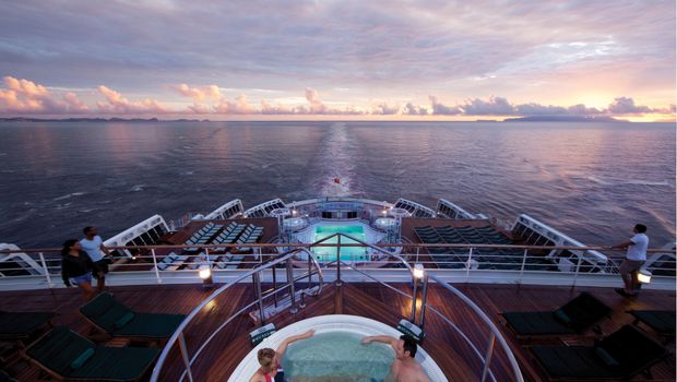 Queen Mary 2- Blick auf Heck in Abendstimmung