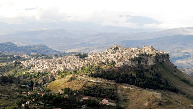 Sizilien - Blick von Enna auf Calascibetta