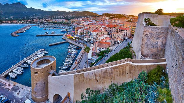 Calvi, Blick auf Stadt und Hafen