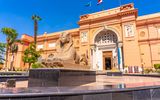 Ägyptisches Museum in Kairo mit einer Sphinx vor dem Eingang