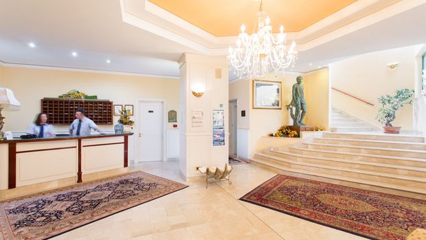 Rezeption des Hotel Santa Lucia Tropea in Italien 