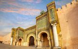 historische Stadtmauern mit dem Bab Mansour-Tor in der Medina von Meknès