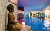 Buddha-Figur neben Indoor-Pool im Spa von Hotel Sorriso Thermae in Italien, Ischia