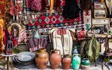 Albanische Waren auf Flohmarkt in Kruja
