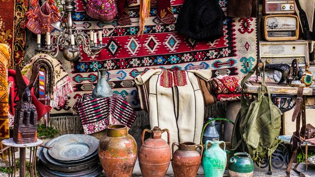 Albanische Waren auf Flohmarkt in Kruja