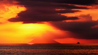 Abendliche Schifffahrt zum Stromboli