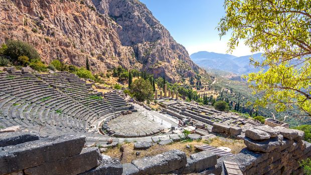 Amphitheater und Apollon-Tempel in Delphi