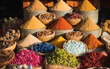 Bunte Gewürze auf einem traditionellen Markt in Marrakesch