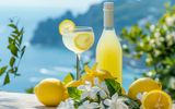 Limoncello mit Zitronen und Blüten KI