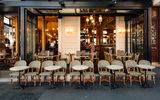 Typische Straßenszene in Paris mit den Tischen einer Brasserie (Café)