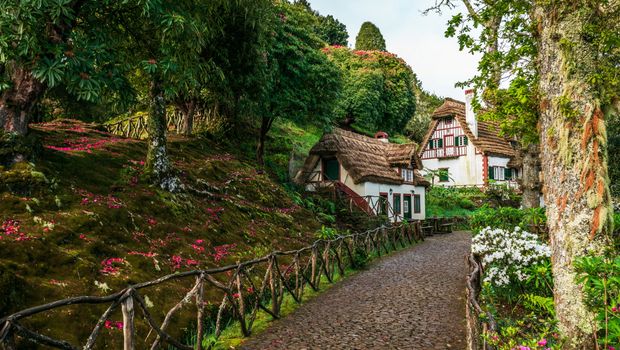 traditionelle Häuser im Nationalpark Queimadas Forest Park in Santana auf Madeira