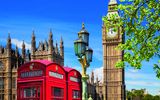 Typisch rote Telefonzellen vor Big Ben in London