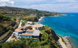 Das charmante Resort thront auf einer Klippe mit herrlichem Blick über das tiefblaue Meer und die malerische Küste Kalabriens.
