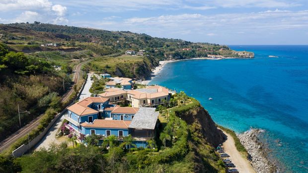 Das charmante Resort thront auf einer Klippe mit herrlichem Blick über das tiefblaue Meer und die malerische Küste Kalabriens.