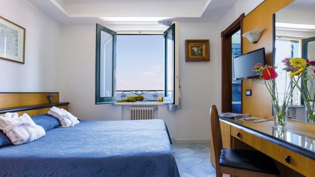 Zimmer mit Meerblick im Hotel Il Faro auf Sorrent in Italien