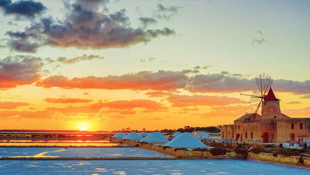 Salinen von Trapani mit Windmühle