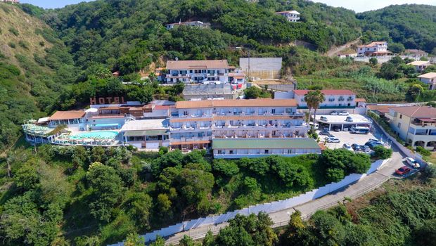 Weitläufige Hotelanlage in Hanglage, umgeben von grüner Natur – mit Panoramapool und großzügiger Sonnenterrasse.