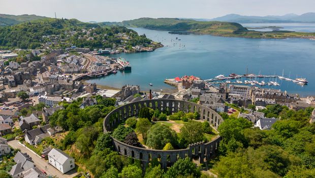 Blick auf Oban und das Kolosseeum 