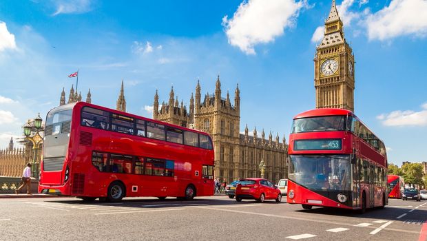 Auf der Westminster Bridge vor Big Ben, London