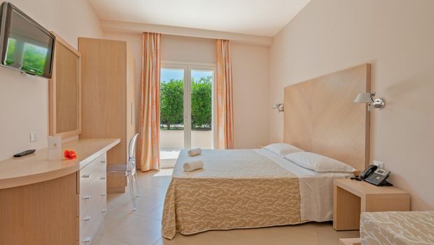 Helles, freundlich eingerichtetes Zimmer mit modernem Komfort und direktem Zugang zur Terrasse.
