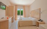Helles, freundlich eingerichtetes Zimmer mit modernem Komfort und direktem Zugang zur Terrasse.