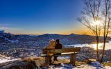 Paar auf Bank mit Blick über Bergen, Norwegen