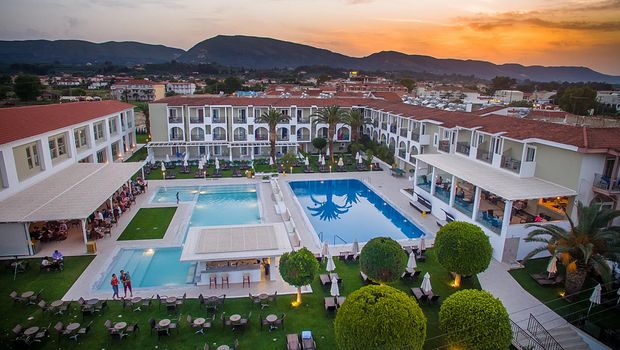 Weitläufige Poollandschaft mit Swim-up-Bar, gesäumt von stilvollen Sonnenterrassen – ideal für entspannte Abende mit Blick auf die Berge.