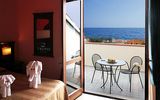 Modernes Zimmer mit direktem Zugang zur Terrasse und herrlichem Meerblick – ideal für entspannte Stunden mit Aussicht.