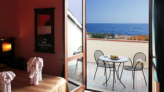 Modernes Zimmer mit direktem Zugang zur Terrasse und herrlichem Meerblick – ideal für entspannte Stunden mit Aussicht.