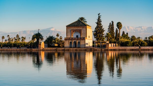 Saadischer Pavillon, Menara-Gärten und Atlasgebirge in Marrakesch