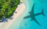 Flugzeug wirft Schatten auf den Strand