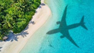 Flugzeug wirft Schatten auf den Strand